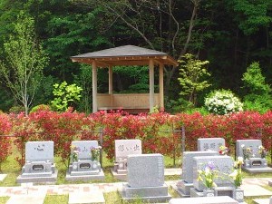 芝生墓地と東屋 芝生墓地と東屋